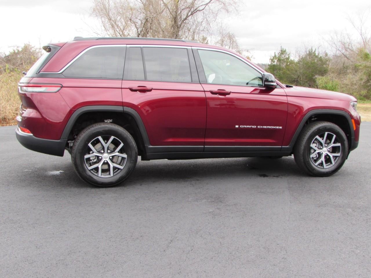 New 2025 Jeep Grand Cherokee Limited image 8