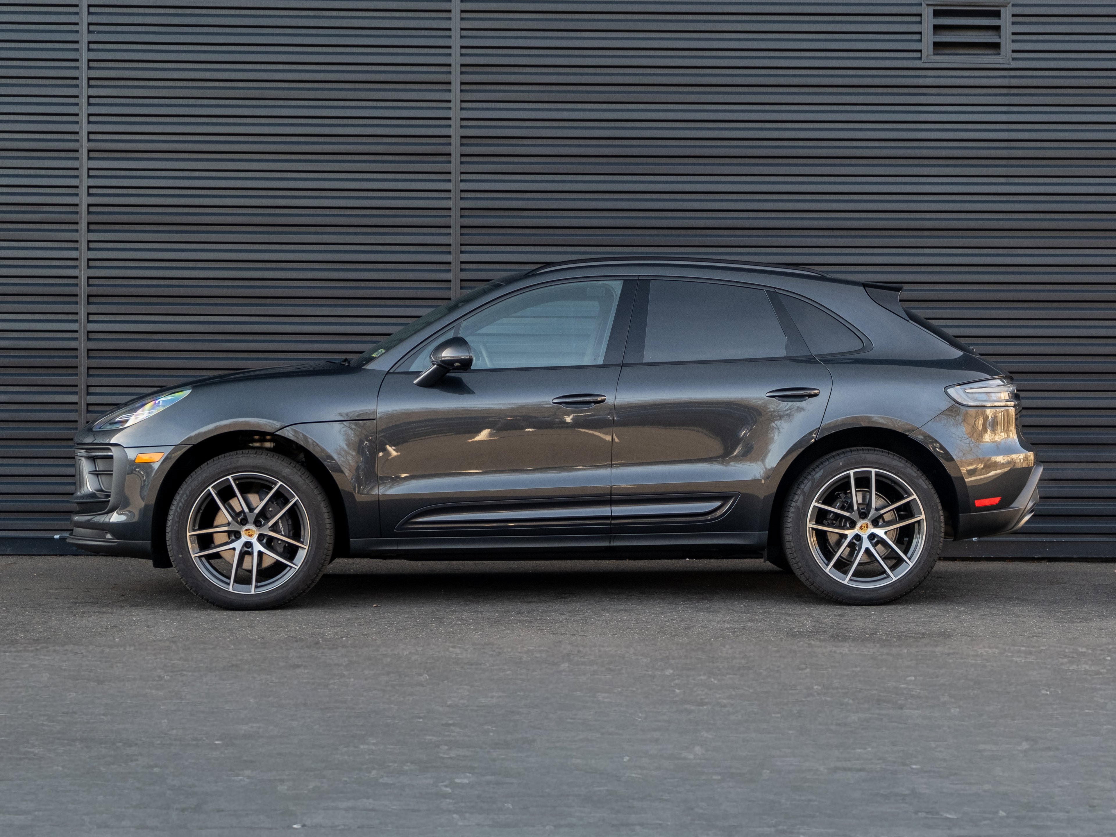 Certified 2025 Porsche Macan image 2