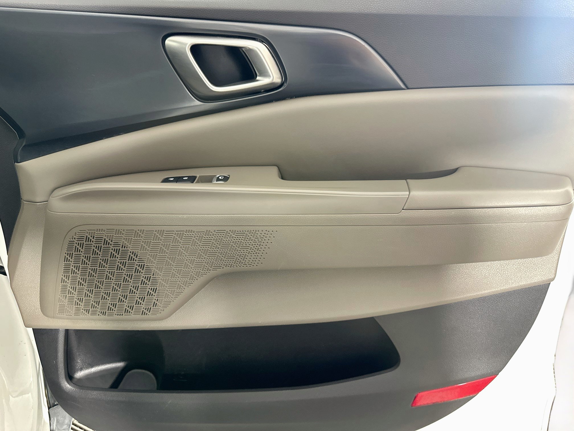 Used 2025 Kia Carnival FWD image 31