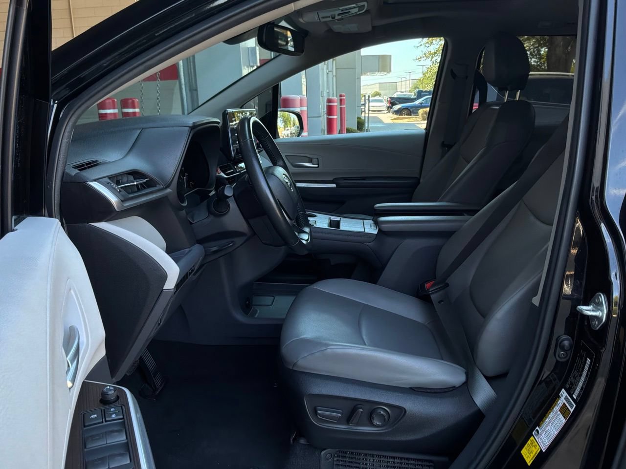 Used 2024 Toyota Sienna XLE FWD image 10