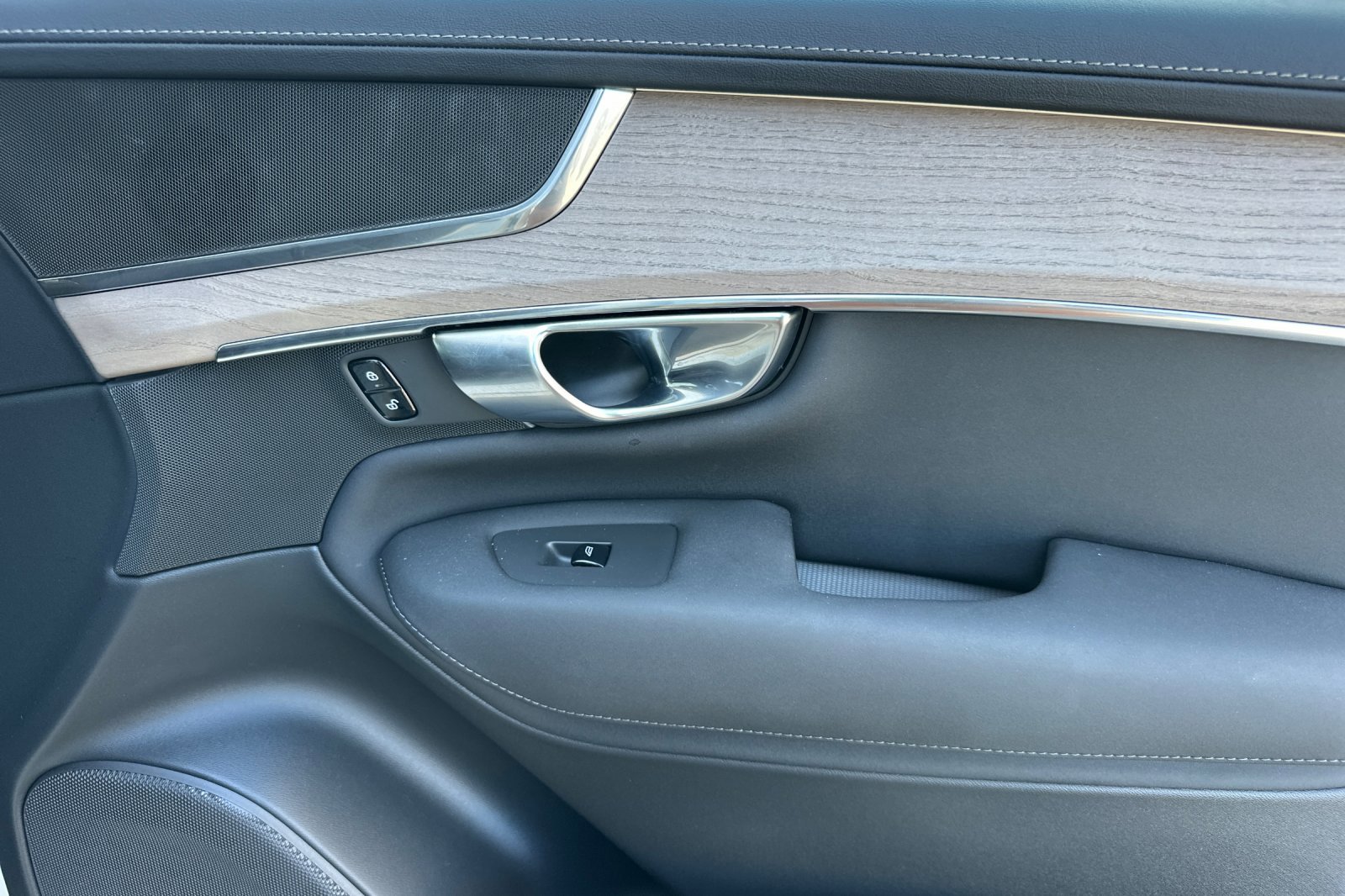 Certified 2025 Volvo XC90 B6 Core w/ Protection Package Premier image 19