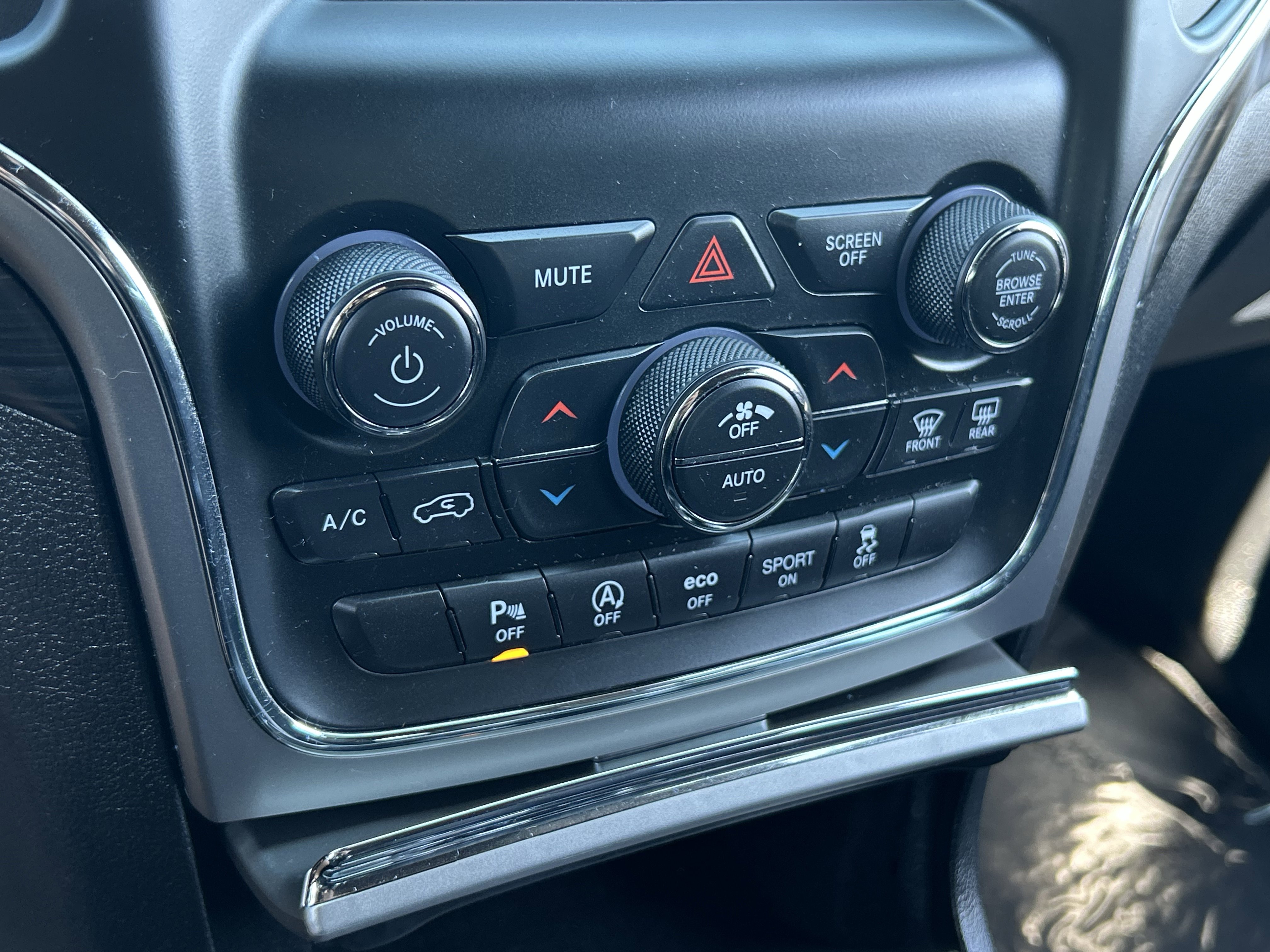 Certified 2021 Jeep Grand Cherokee Laredo image 26