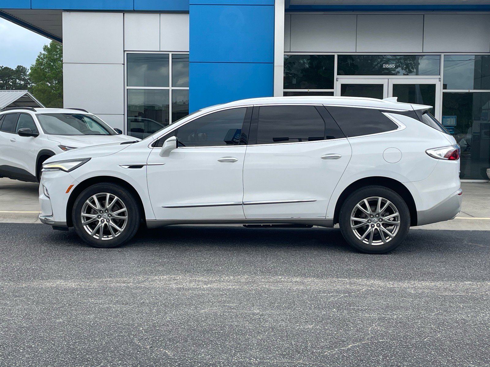 Used 2023 Buick Enclave Essence w/ Experience Buick Package FWD image 2