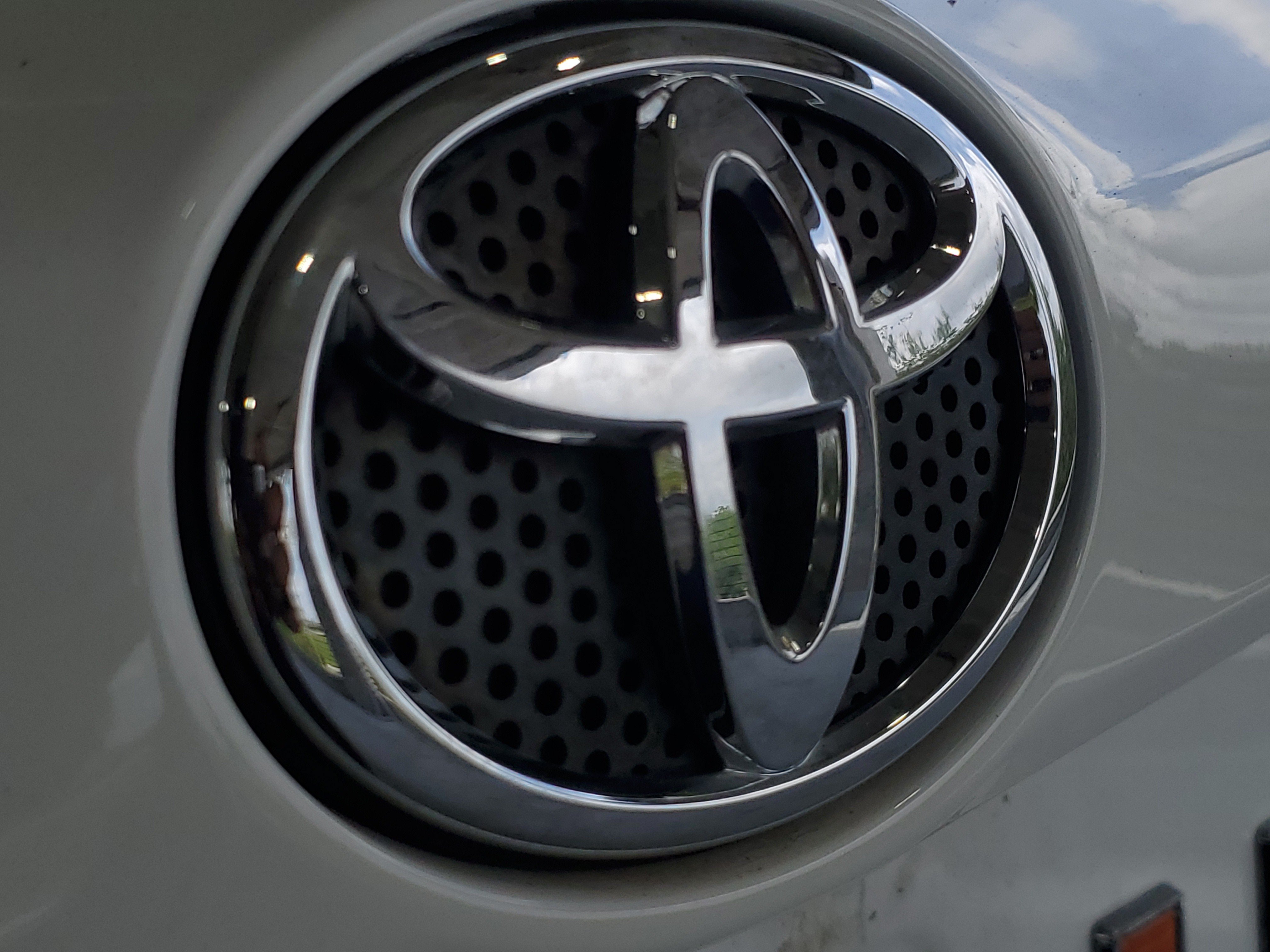 Used 2018 Toyota RAV4 XLE w/ Plus Extra Value Package FWD image 5