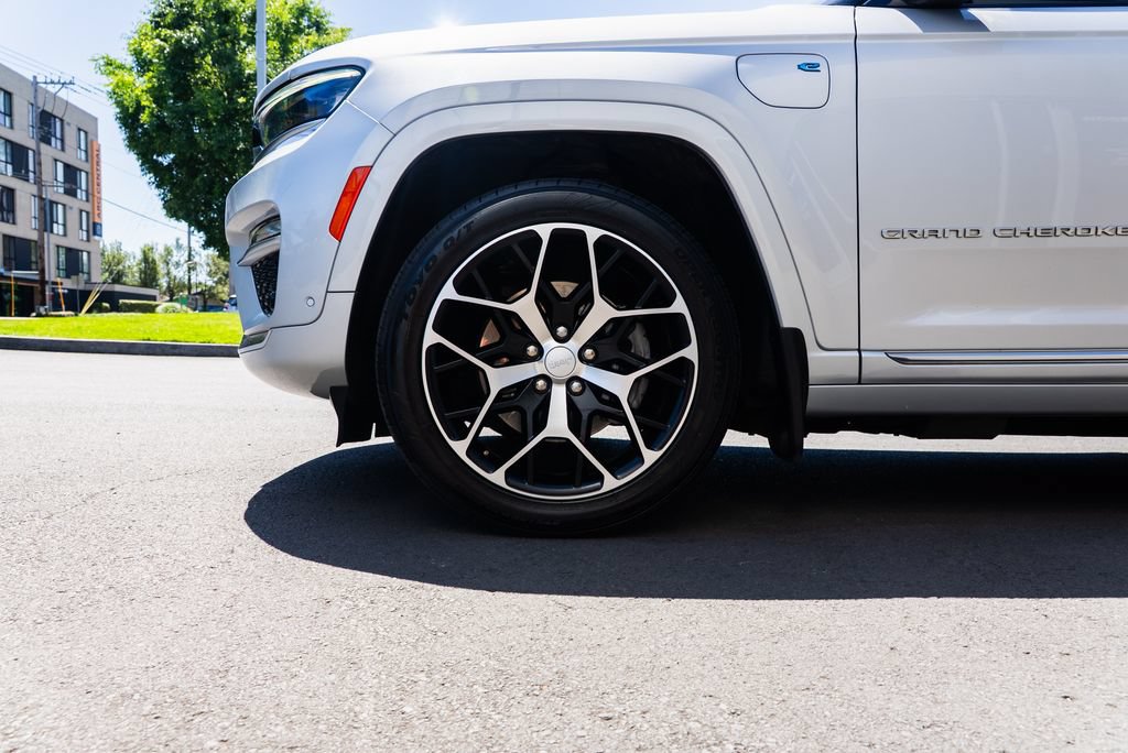 Used 2022 Jeep Grand Cherokee Summit AWD/4WD image 7