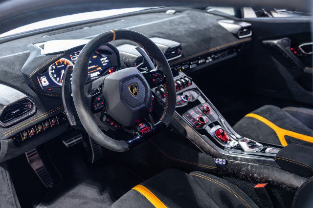 Used 2018 Lamborghini Huracan Performante AWD/4WD image 11
