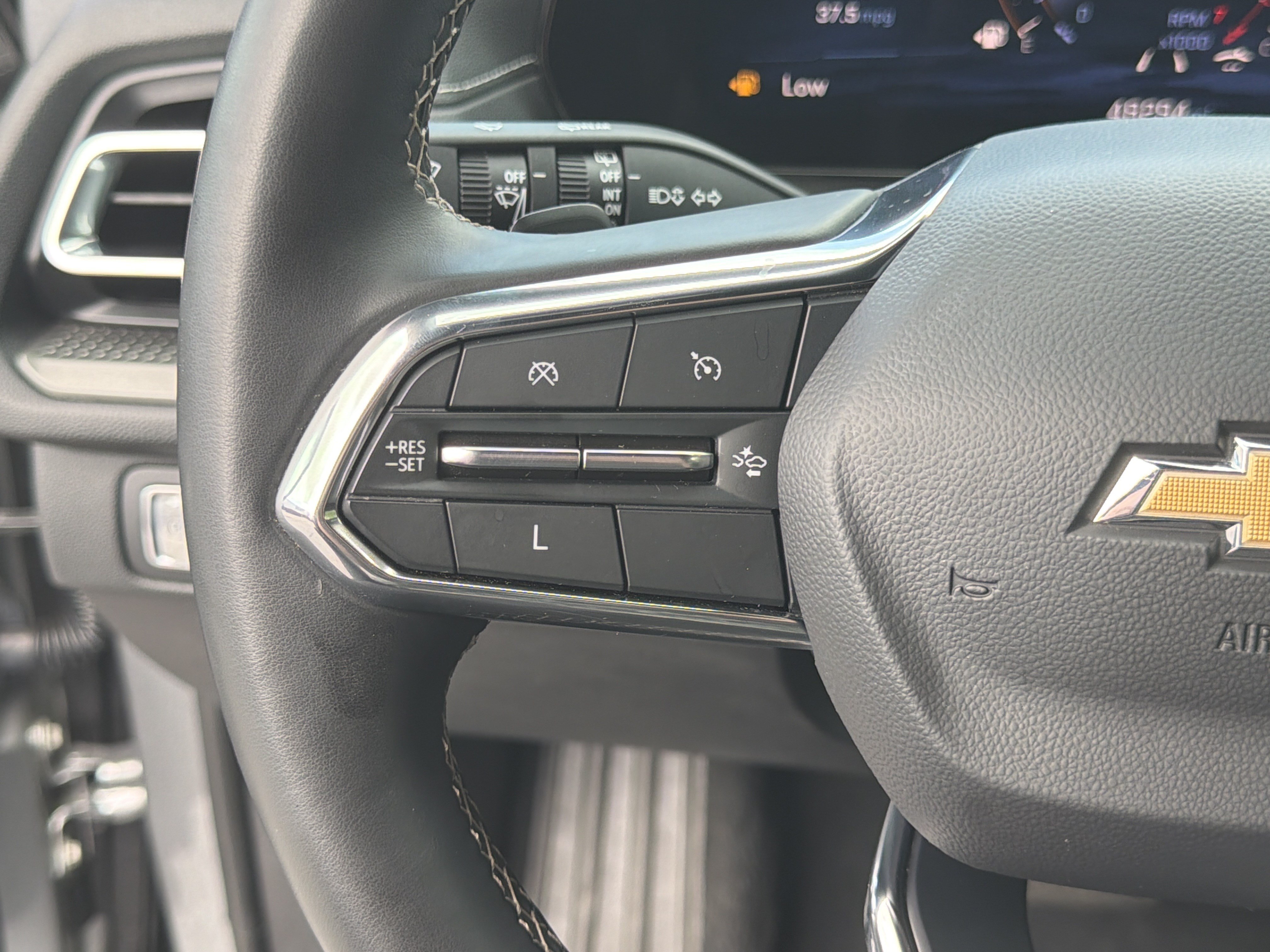 Used 2025 Chevrolet Traverse LT FWD image 30