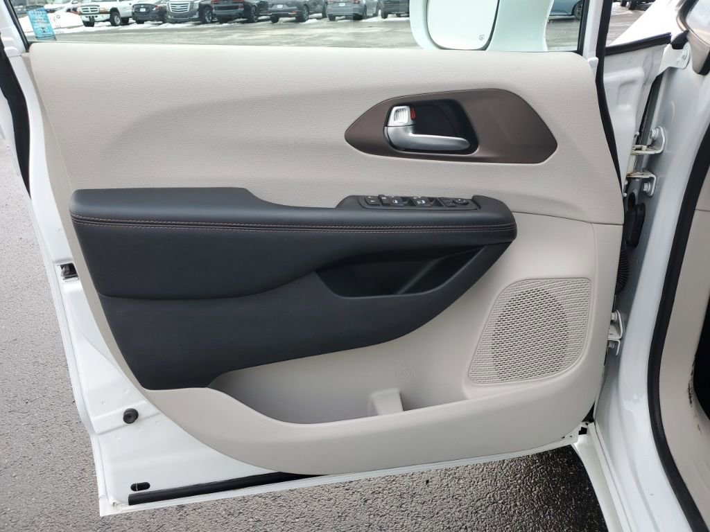 Used 2018 Chrysler Pacifica Touring Plus image 30