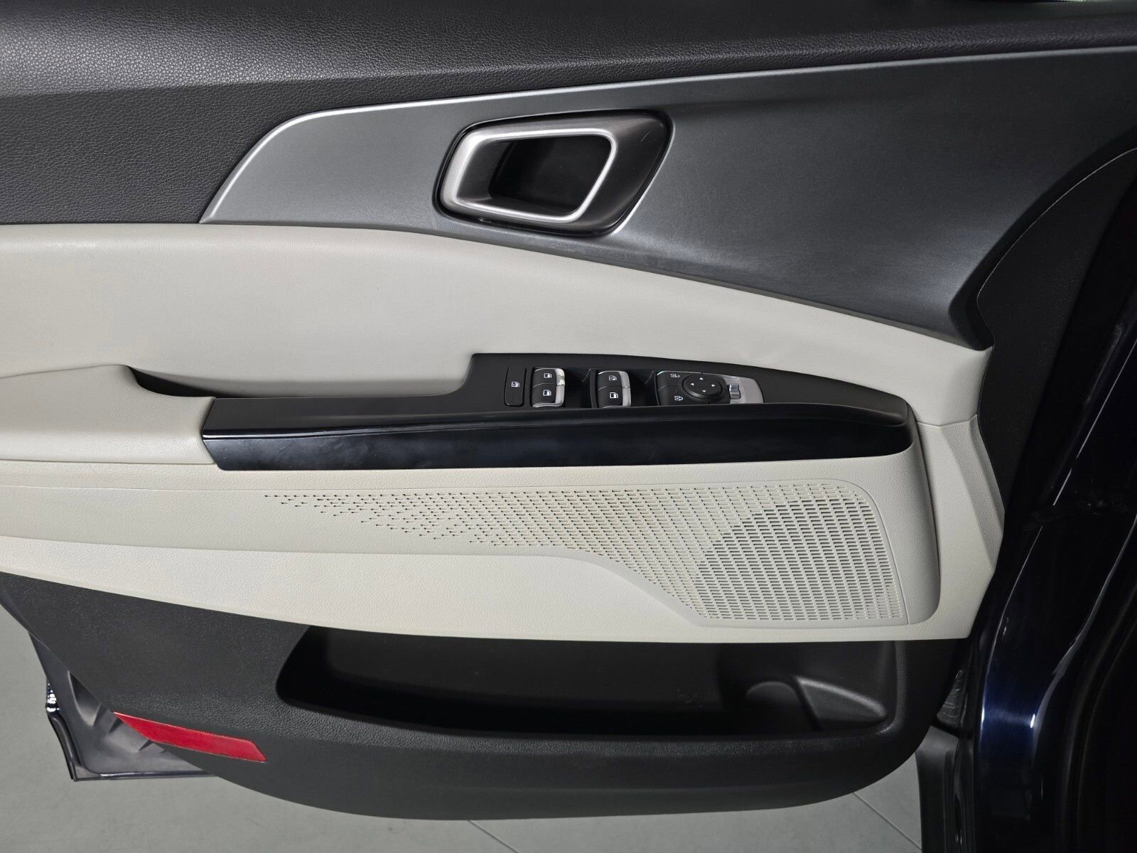 Used 2023 Kia Carnival LX image 35