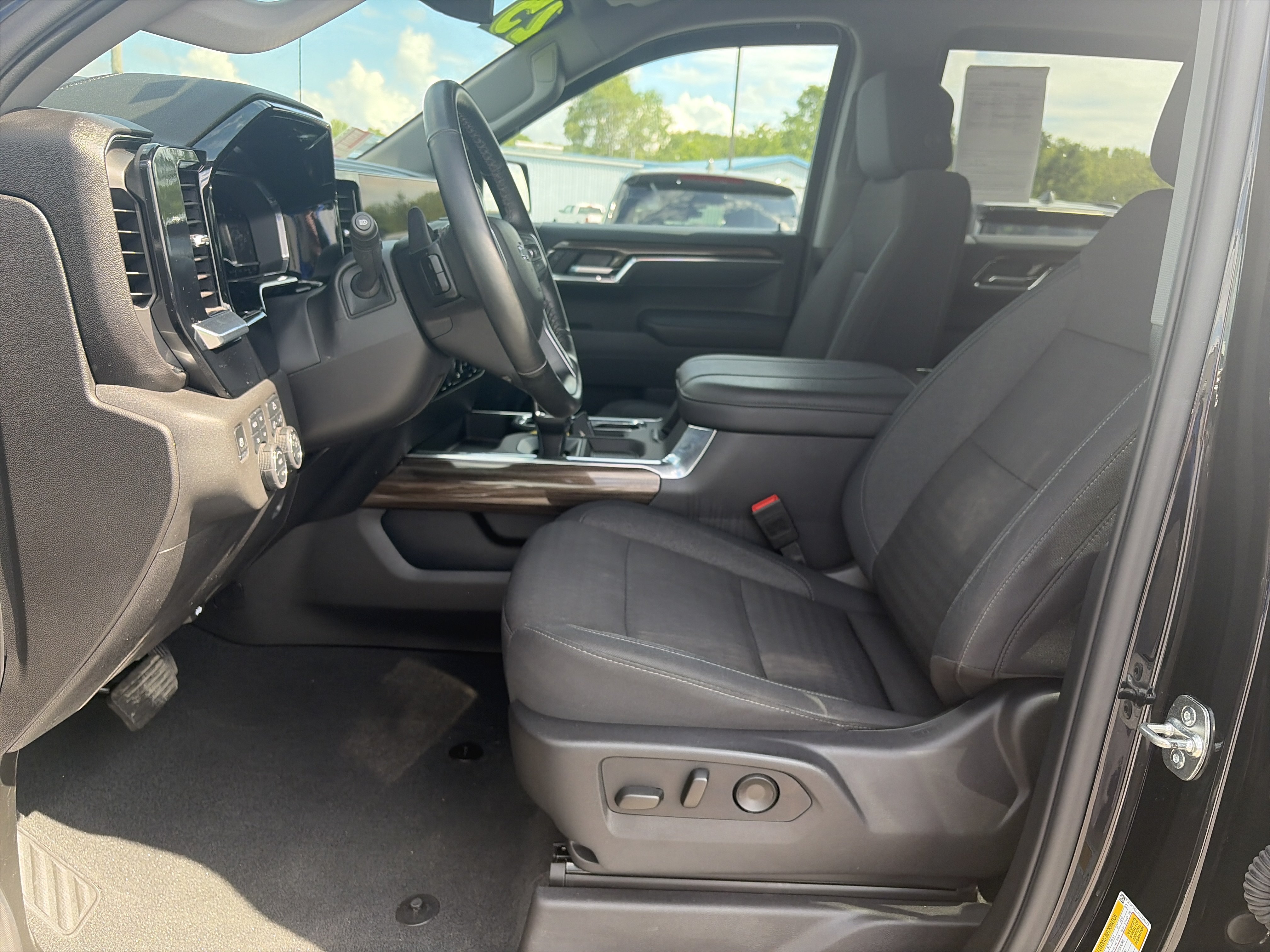 Used 2025 Chevrolet Silverado 1500 LT Trail Boss w/ Convenience Package II AWD/4WD image 5