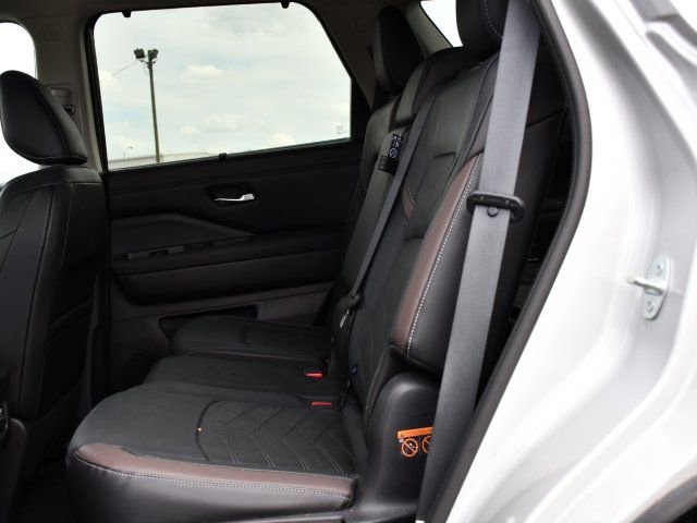 Used 2022 Nissan Pathfinder Platinum w/ Cargo Package image 16