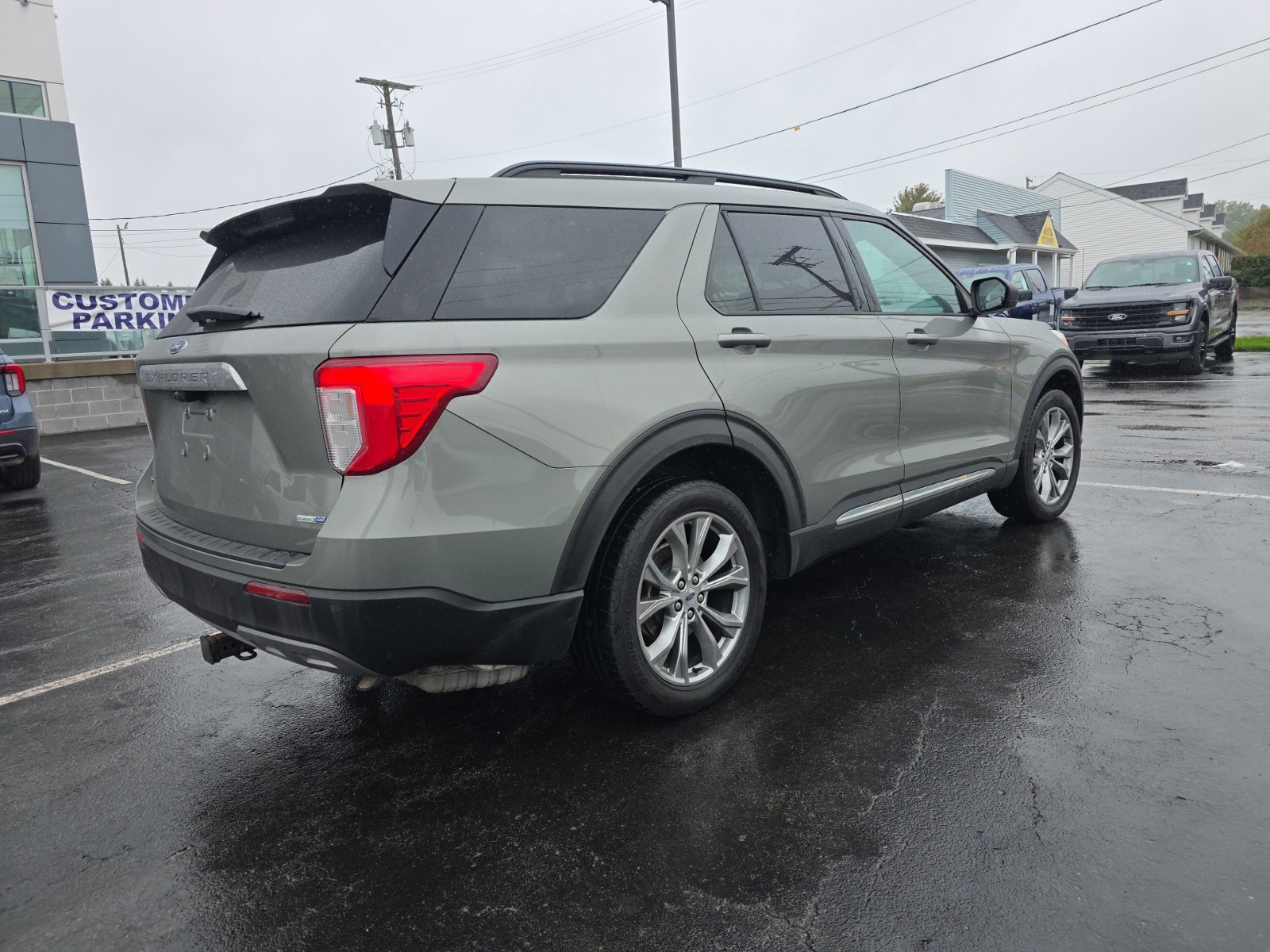 Used 2020 Ford Explorer XLT w/ Equipment Group 202A AWD/4WD image 4