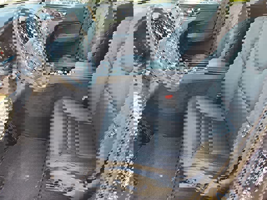 Used 2022 Volvo XC60 B5 Momentum AWD/4WD image 17