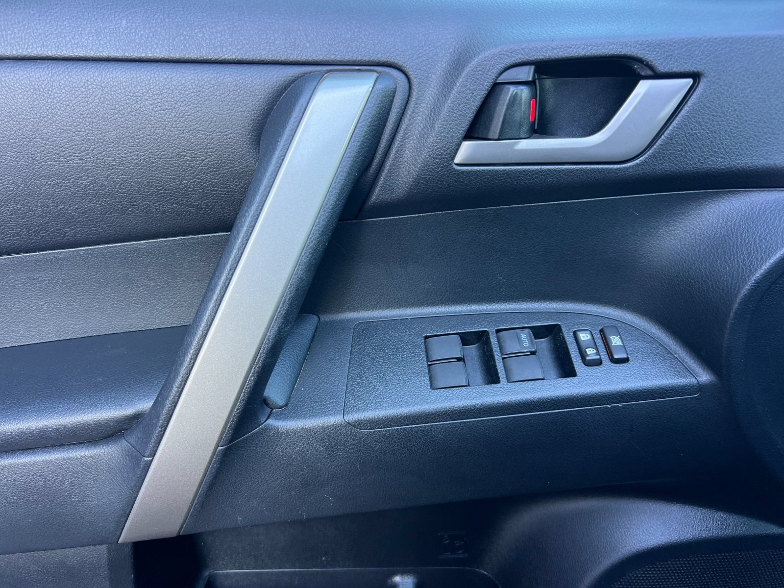 Used 2013 Toyota Highlander SE FWD image 11