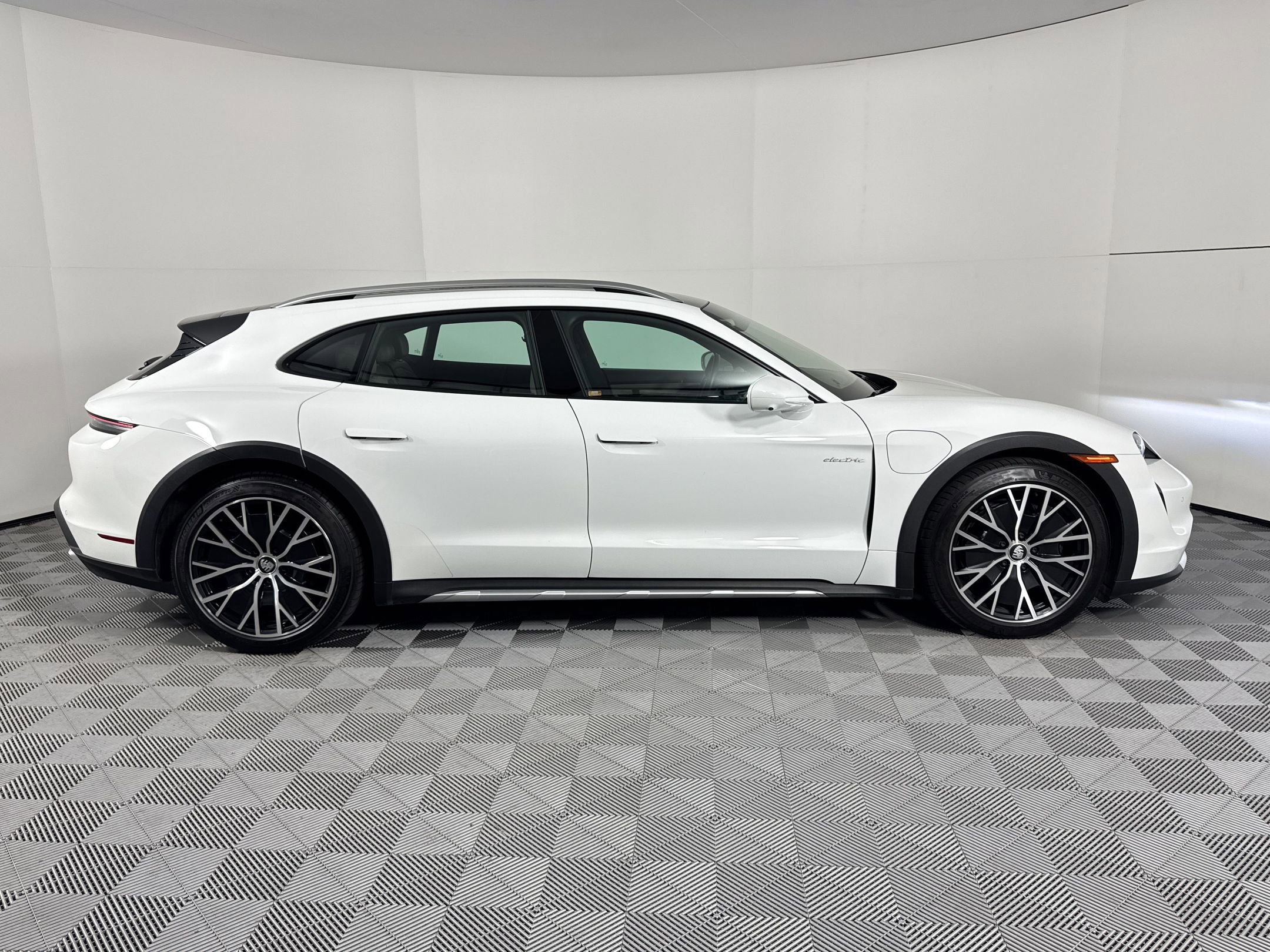 Certified 2024 Porsche Taycan 4 Cross Turismo AWD/4WD image 8