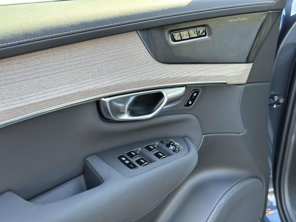 New 2026 Volvo XC90 T8 Plus w/ Protection Package Premier image 17