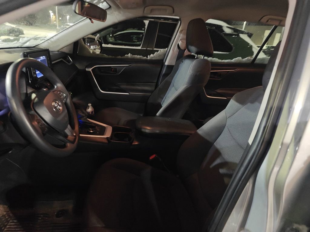 Used 2021 Toyota RAV4 LE image 6