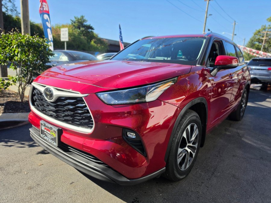 Used 2021 Toyota Highlander XLE AWD/4WD image 1
