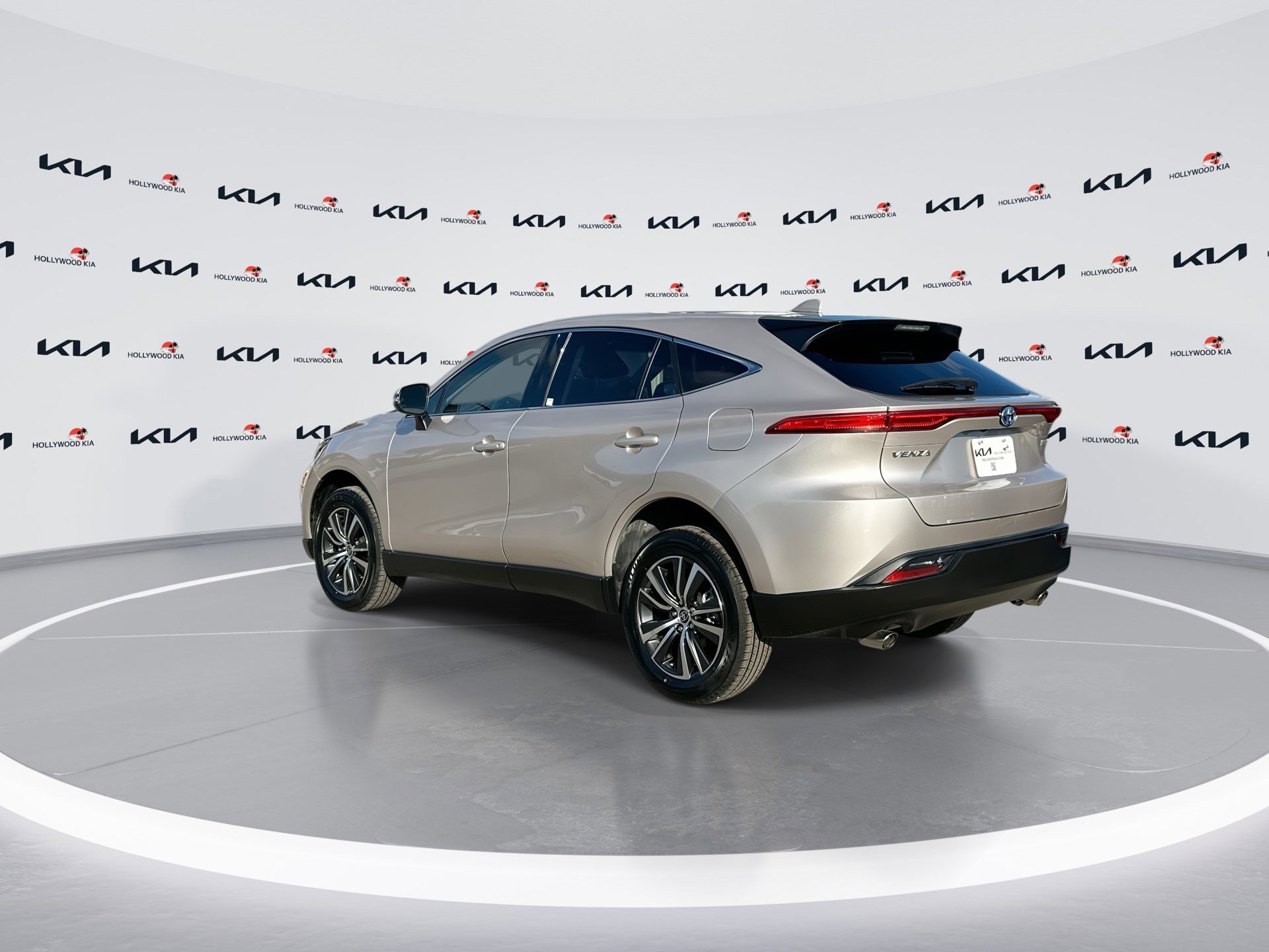 Used 2022 Toyota Venza LE image 6