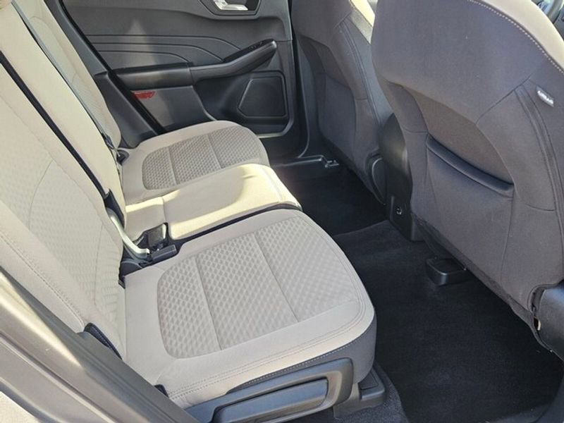 Used 2021 Ford Escape SE image 12
