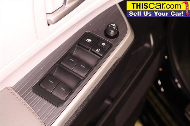 Used 2025 Toyota Sienna XLE image 32
