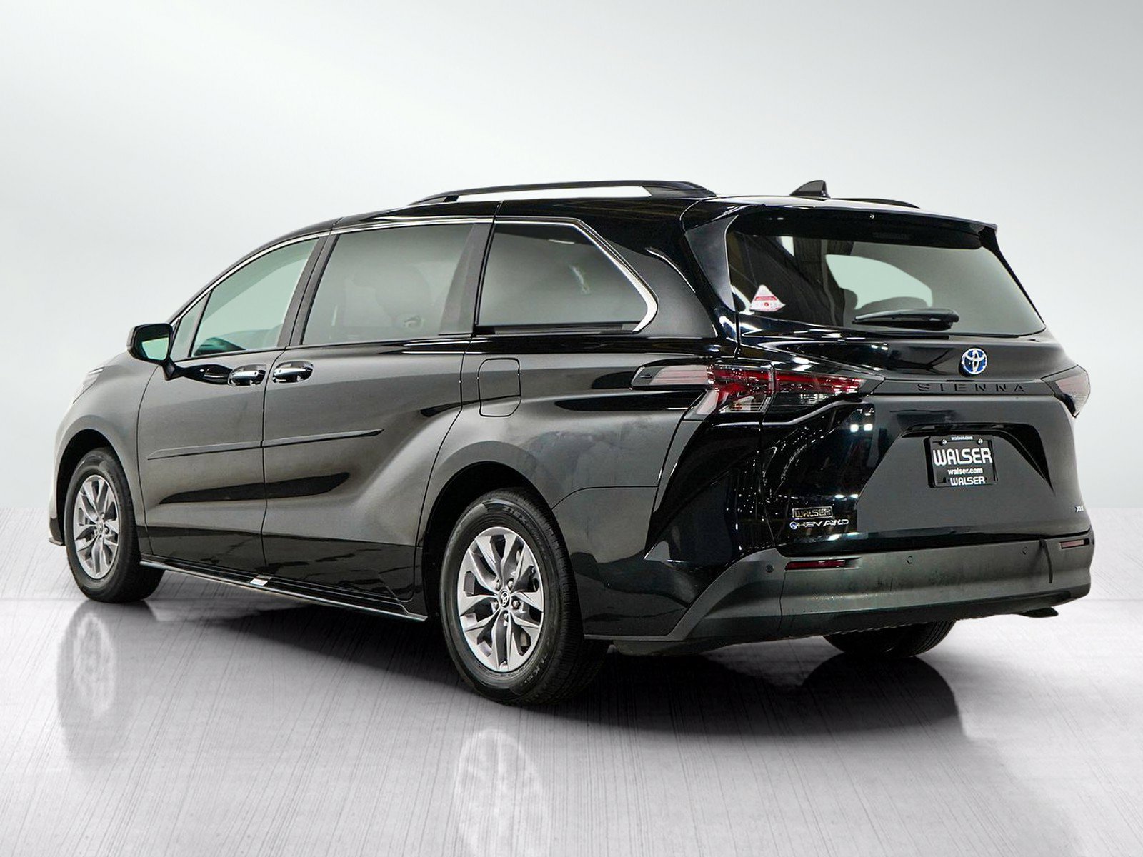 Used 2025 Toyota Sienna XLE w/ XLE Plus Package AWD/4WD image 3