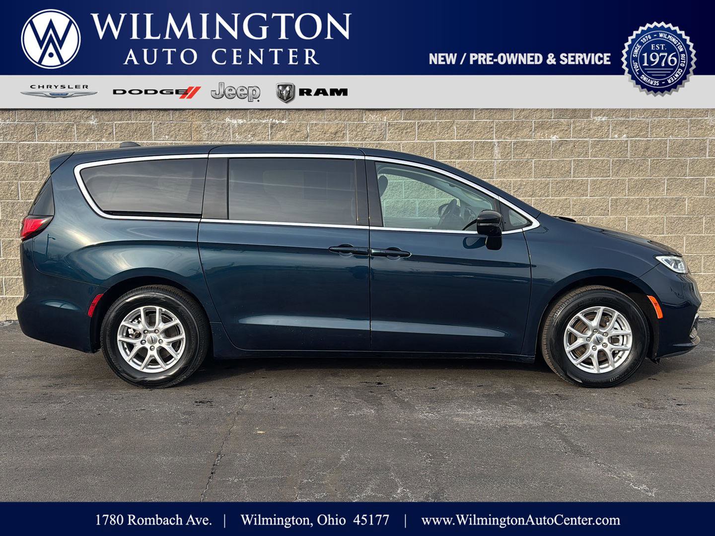 Used 2024 Chrysler Pacifica Touring-L FWD image 1