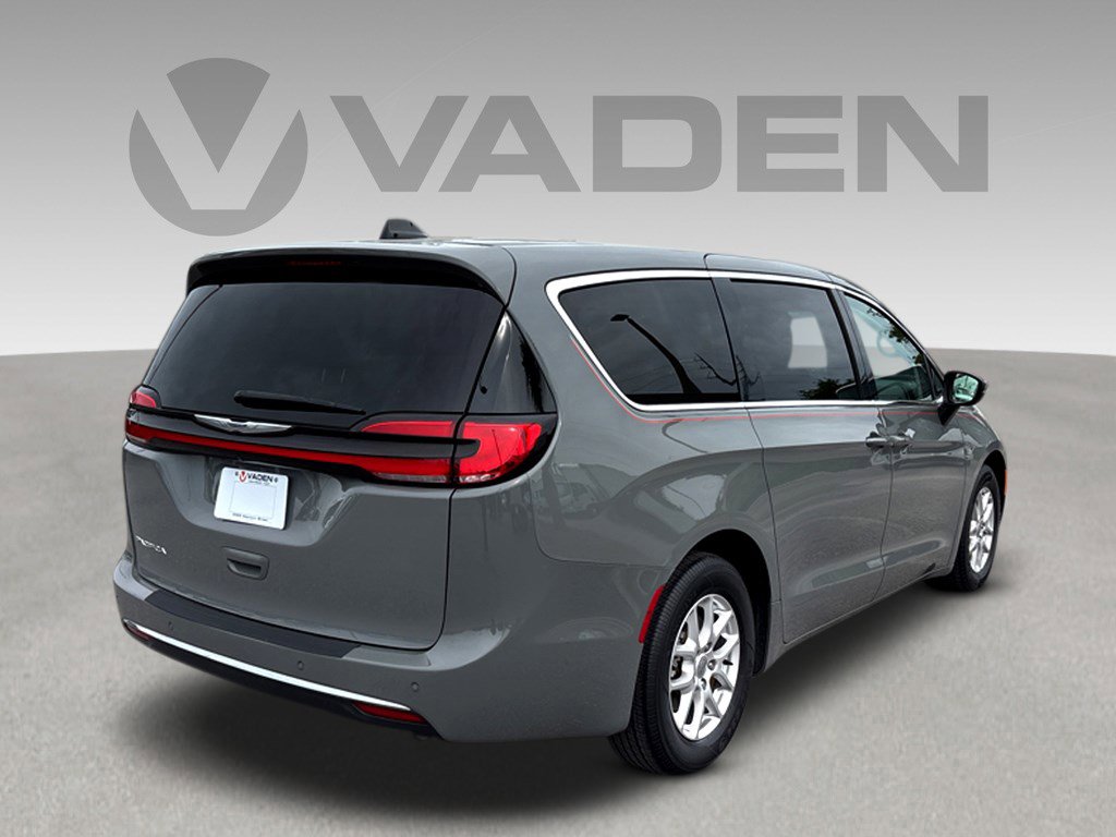 Used 2023 Chrysler Pacifica Touring-L image 24