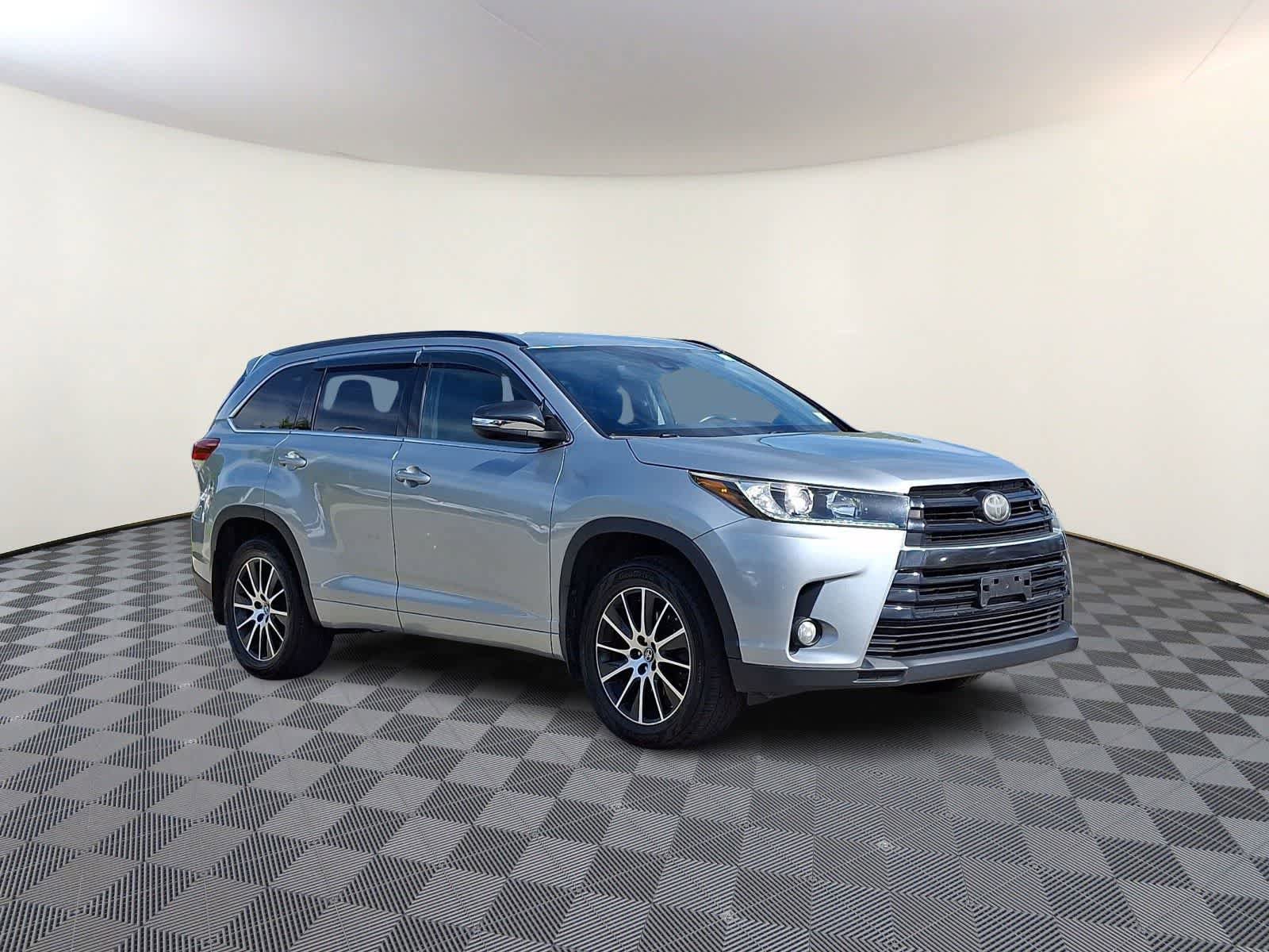 Used 2017 Toyota Highlander SE AWD/4WD image 5