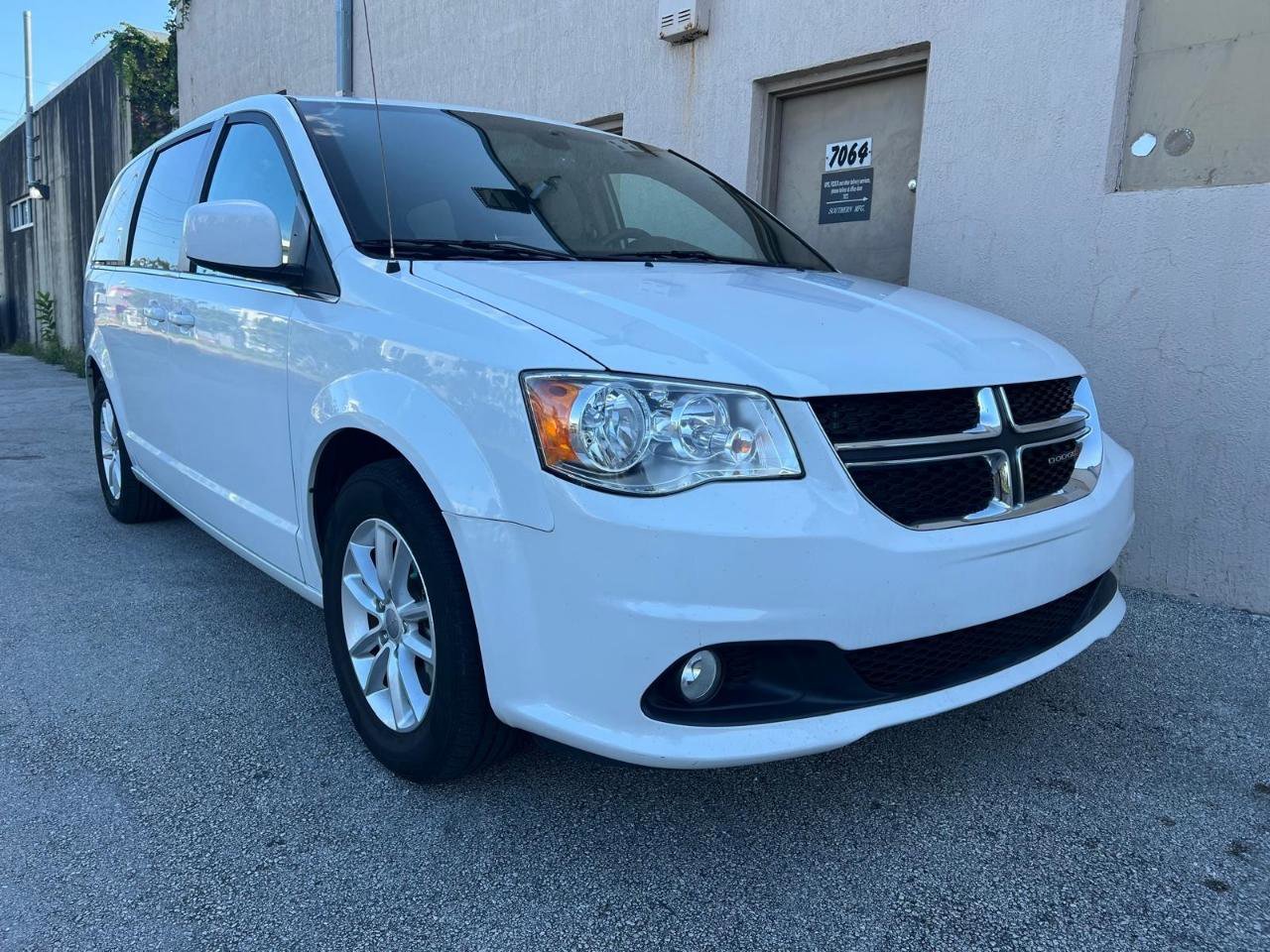 Used 2018 Dodge Grand Caravan SXT image 12