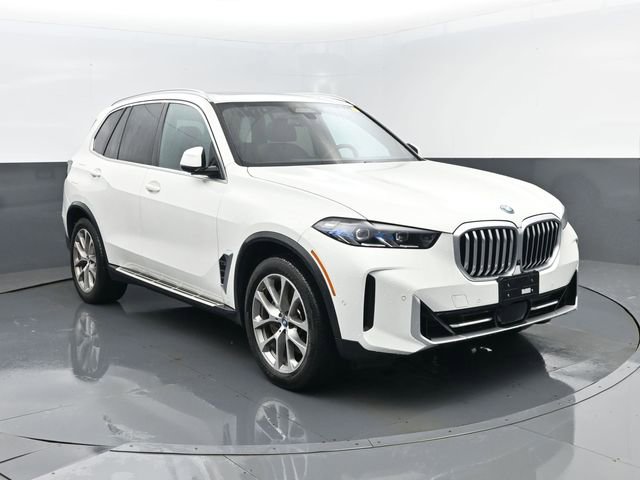 Used 2024 BMW X5 xDrive50e image 3