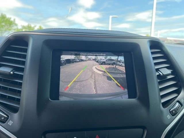 Used 2019 Jeep Cherokee Latitude Plus w/ Comfort/Convenience Group FWD image 20