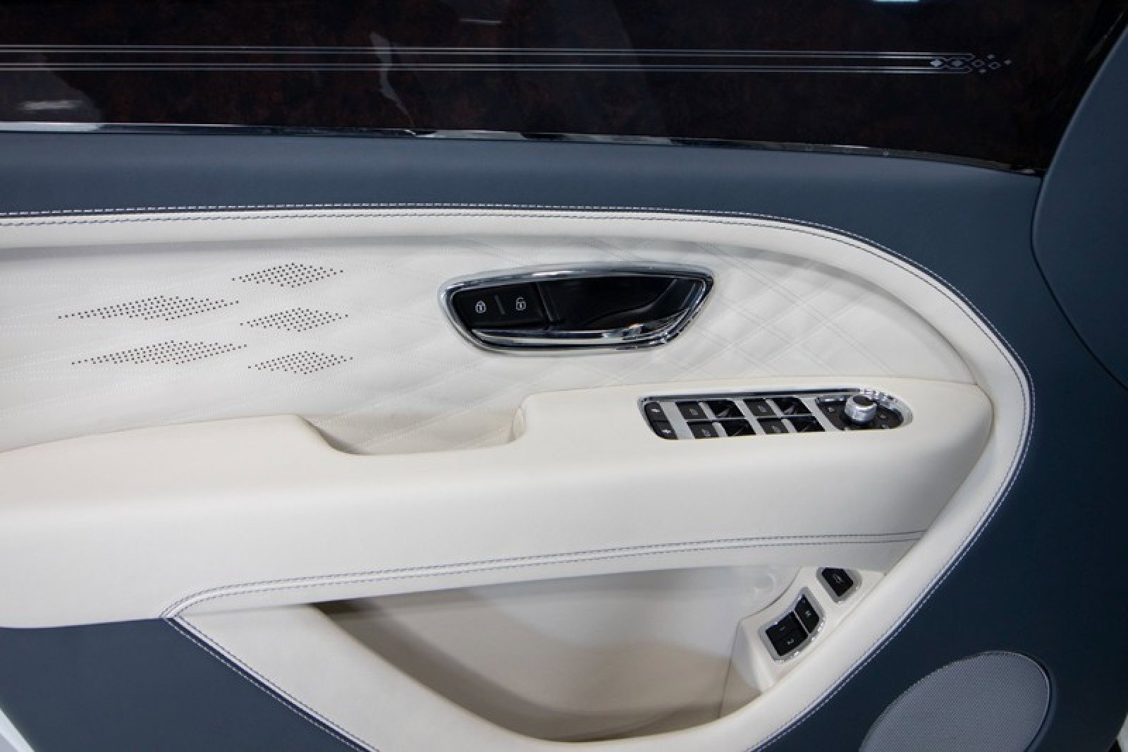 Used 2023 Bentley Bentayga Extended Wheelbase image 35