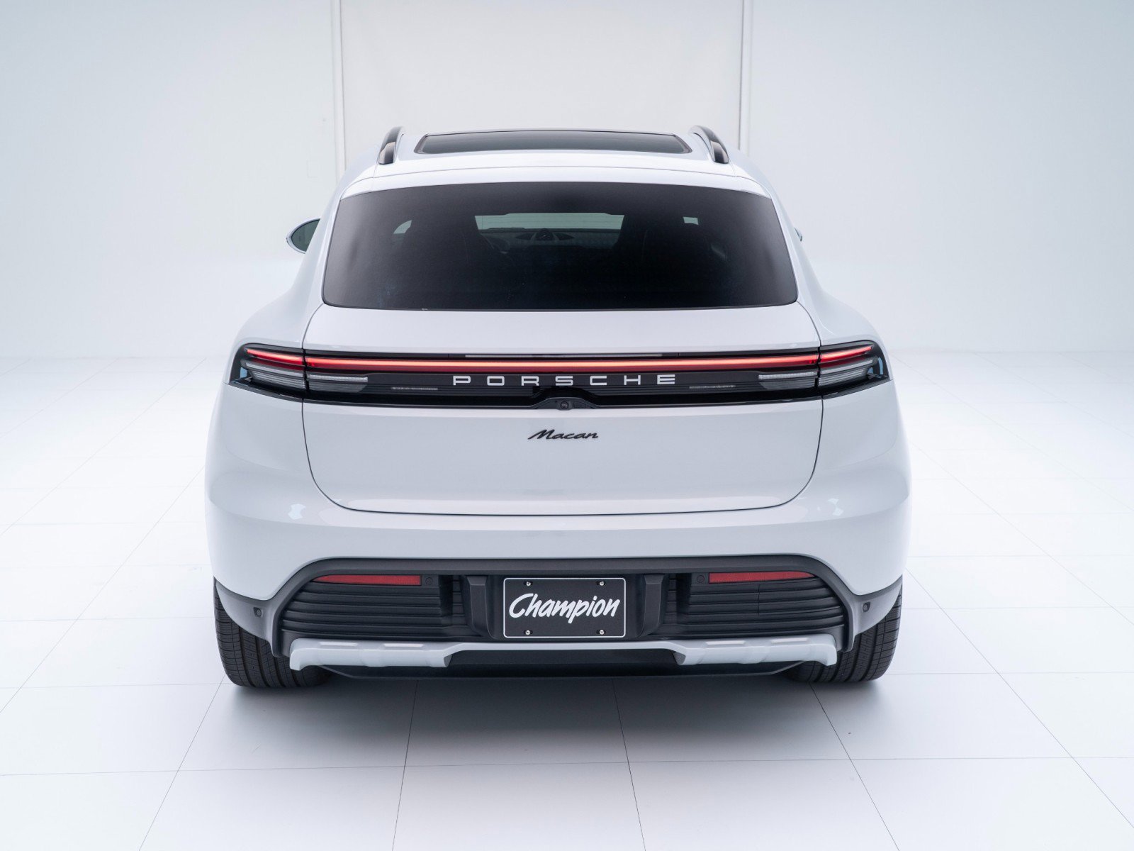 Certified 2025 Porsche Macan Electric image 10