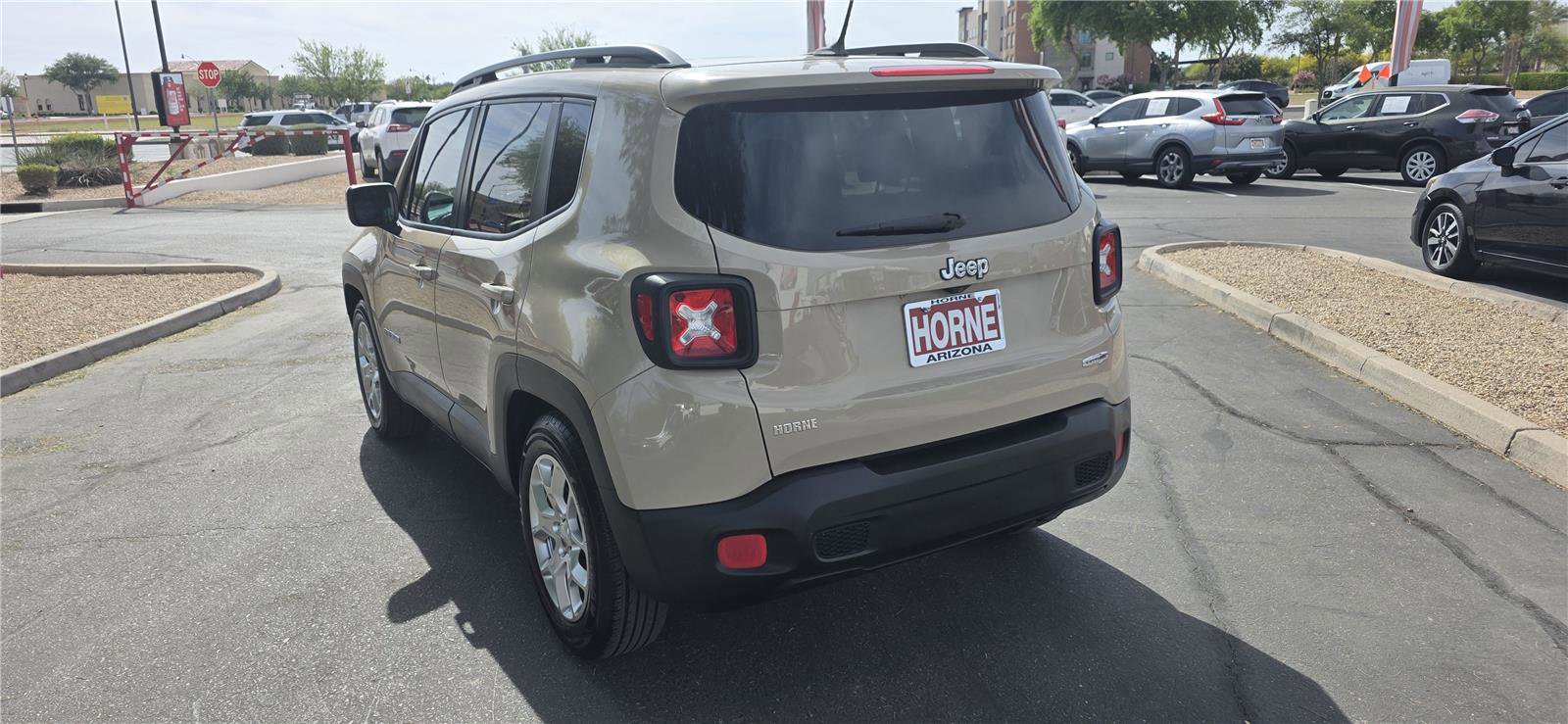 Used 2016 Jeep Renegade Latitude FWD image 2
