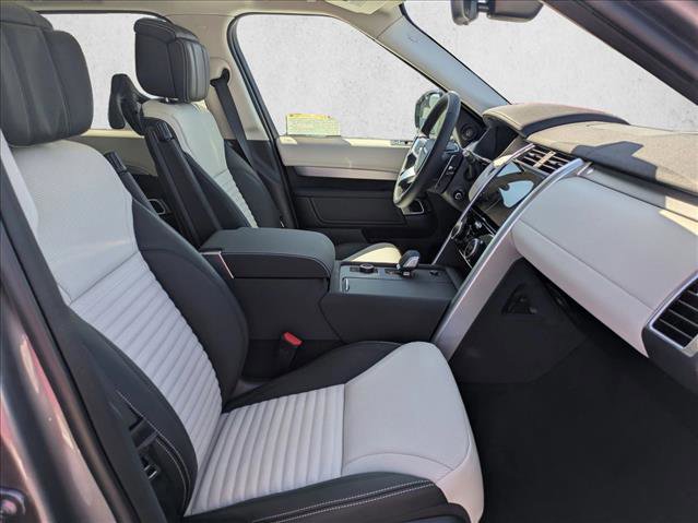 New 2026 Land Rover Discovery Dynamic SE image 17