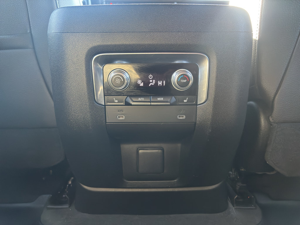 Used 2023 GMC Yukon XL Denali AWD/4WD image 17