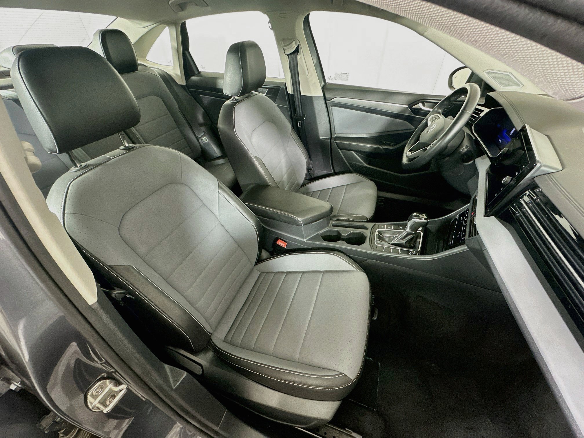 Used 2025 Volkswagen Jetta SE FWD image 30