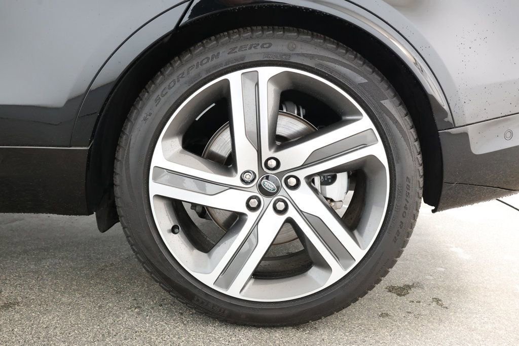Used 2024 Land Rover Discovery Dynamic SE image 7
