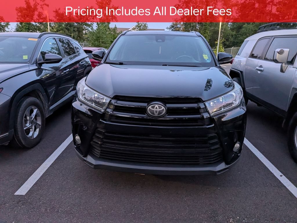 Used 2017 Toyota Highlander SE FWD image 2