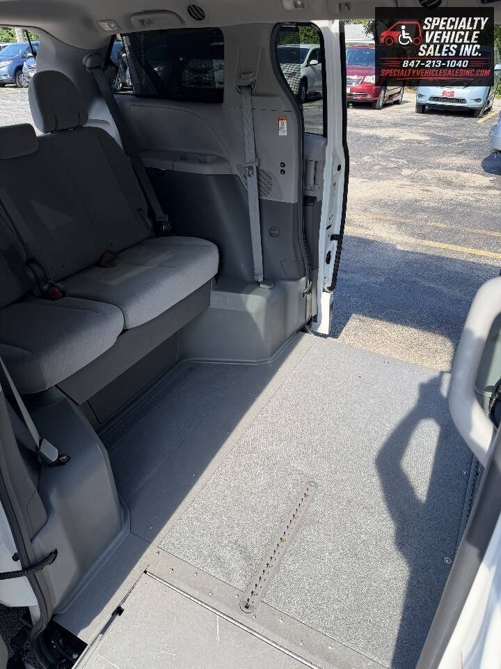 Used 2016 Toyota Sienna LE FWD image 18