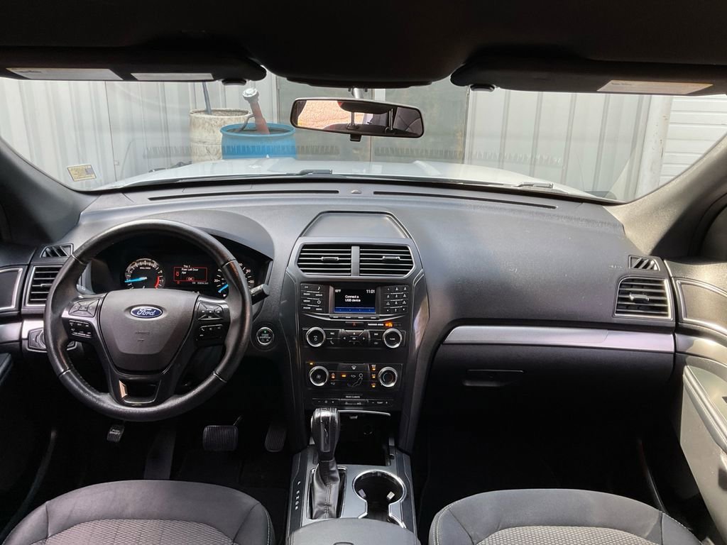 Used 2018 Ford Explorer XLT image 18