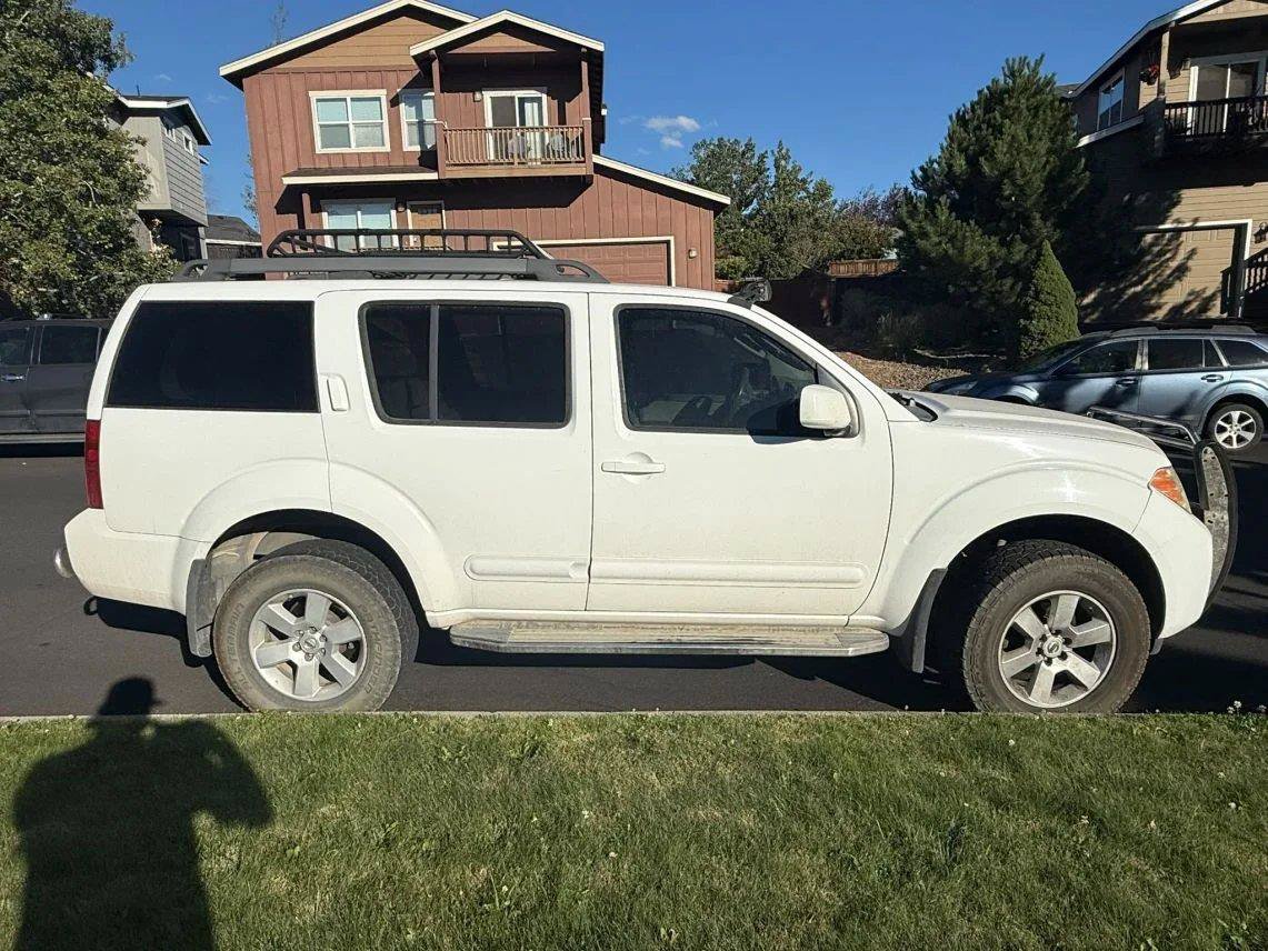 Used 2010 Nissan Pathfinder SE AWD/4WD image 2