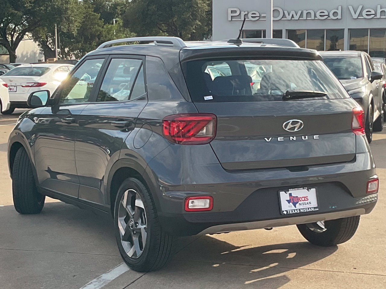 Used 2025 Hyundai Venue SEL FWD image 6