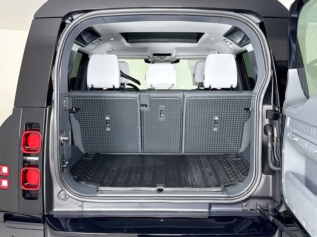 Used 2025 Land Rover Defender 110 X-Dynamic SE image 25