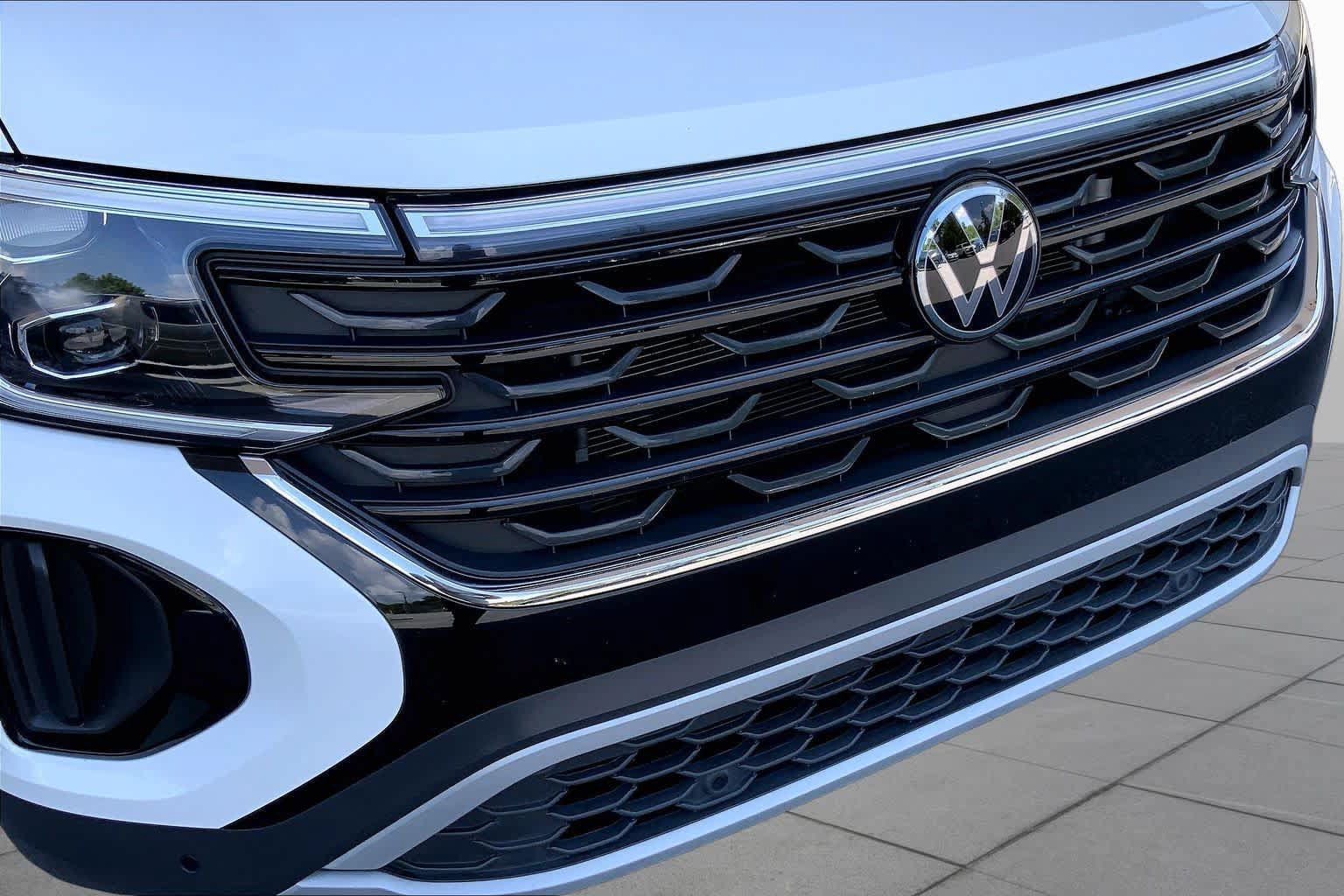 Used 2024 Volkswagen Atlas Cross Sport SE w/ Panoramic Sunroof Package FWD image 32