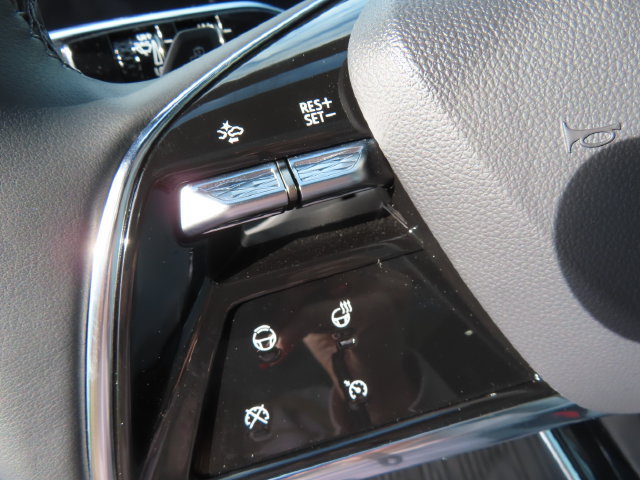 Used 2025 Cadillac Lyriq Luxury w/ LPO, Floor Liner Package AWD/4WD image 16