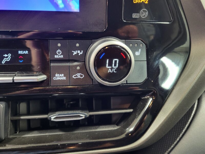 Used 2024 Toyota Highlander XLE AWD/4WD image 40