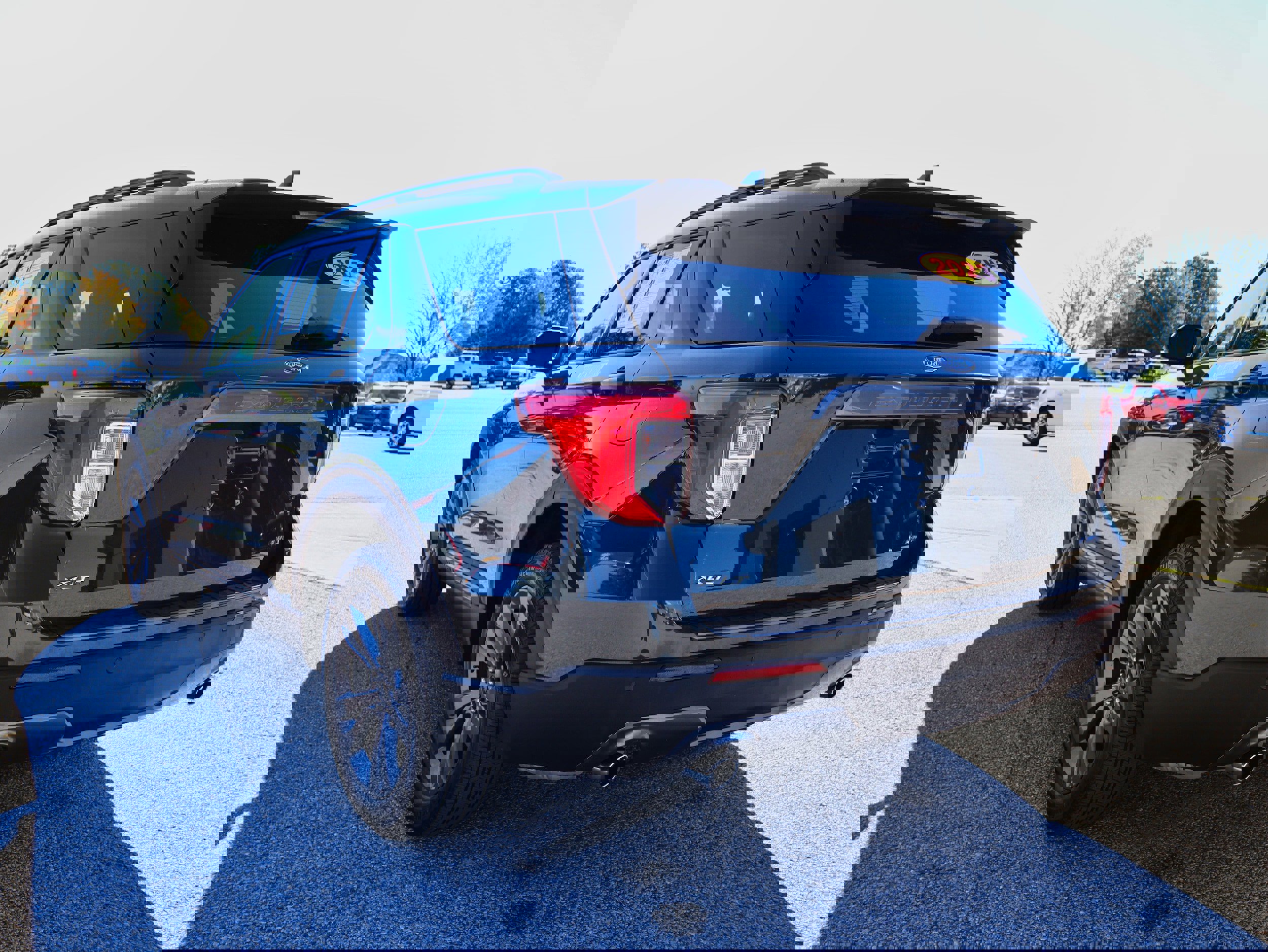 Used 2023 Ford Explorer XLT w/ Equipment Group 202A image 3