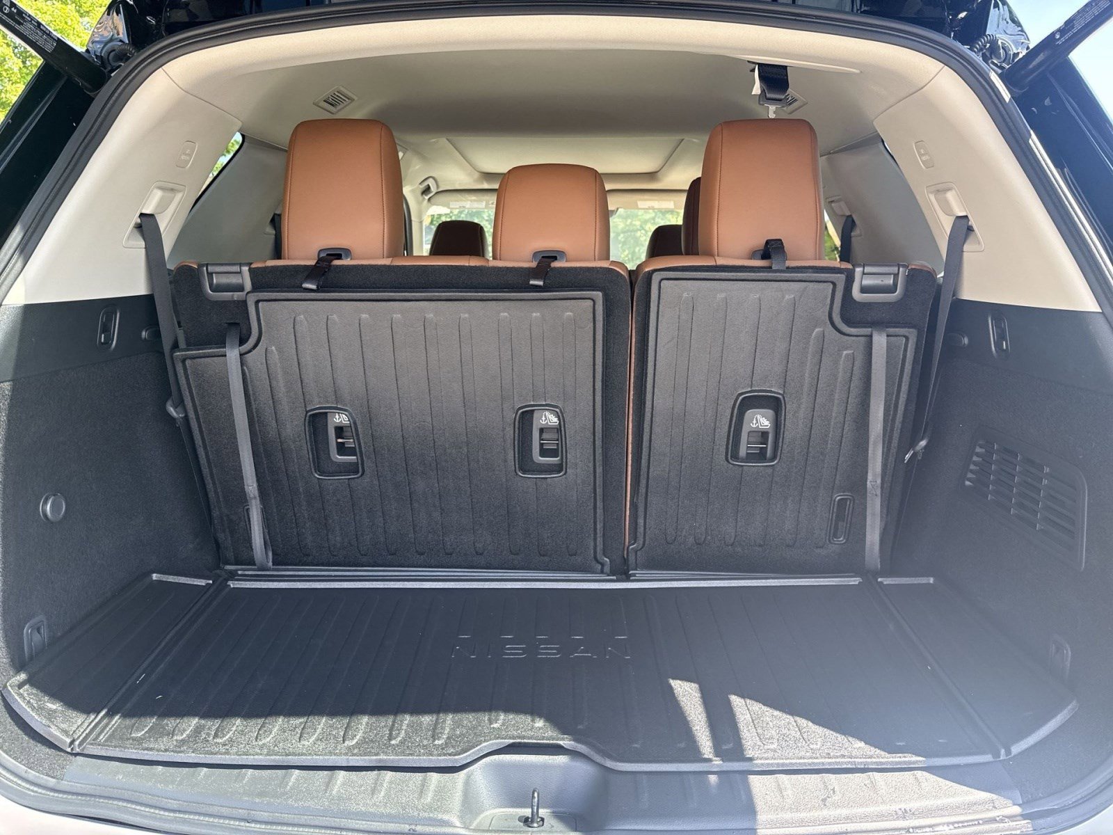 Used 2024 Nissan Pathfinder Platinum w/ Cargo Package AWD/4WD image 25